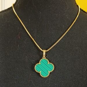 Beautiful 18 K Gold Filled Quadrafoil Imitation Malachite Pendant Necklace